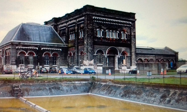 Exterior de la Estación de Bombeo de Aguas Residuales de Crossness en Londres
