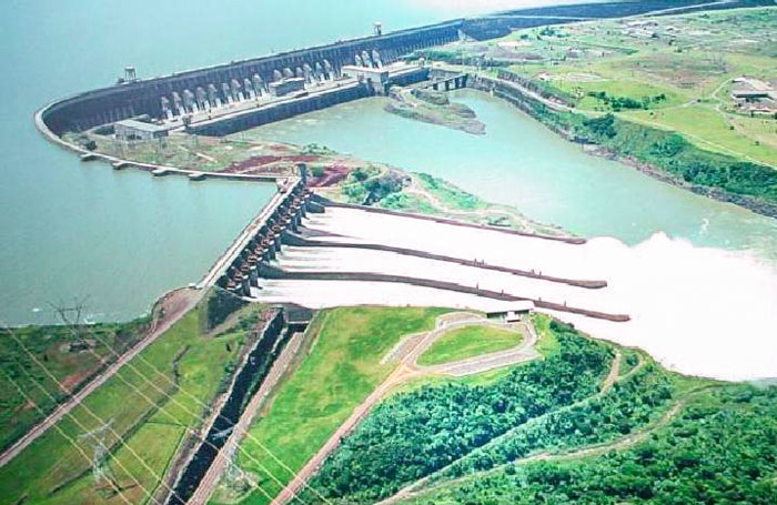 Presa de Itaipu entre Brasil y Paraguay (Fuente. Wikipedia)