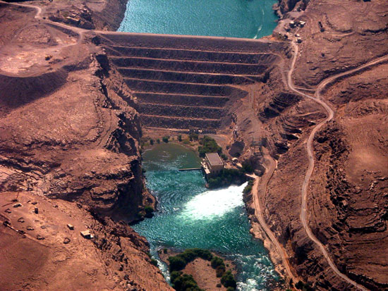 Presa de materiales sueltos (Fuente. Wikipedia)