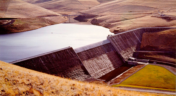 Presa de hormigón compactado con rodillos (Fuente. Wikipedia)