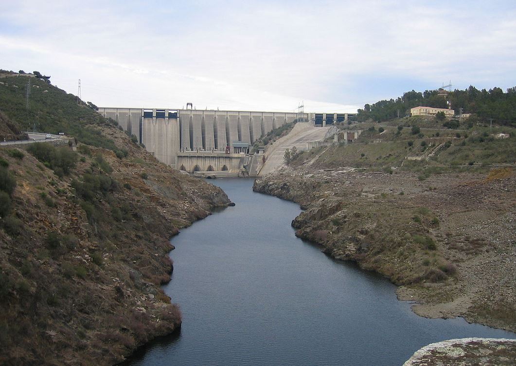 Presa de Alcántara y río Tajo, vistos desde el puente de Alcántara.