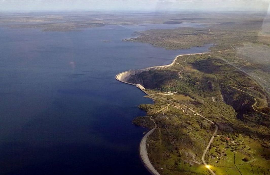 Vista aérea de la presa de Almendra