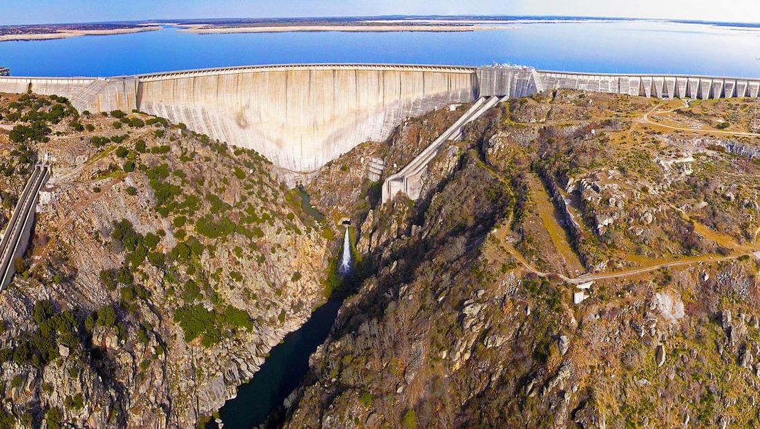 Panorámica de la presa de Almendra, la provincia de Zamora a la izquierda y de Salamanca a la derecha.