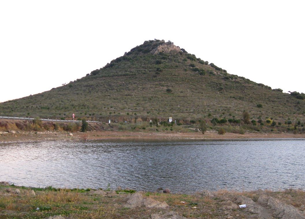 Cerro Masatrigo, una isla en medio del embalse de La Serena.