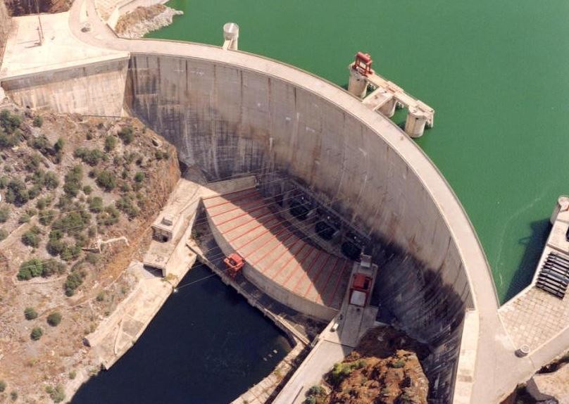 Vista aérea de la presa del Embalse de Valdecañas 